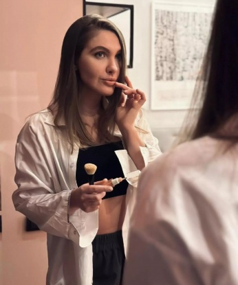 В Москве открыты для экспериментов и новых эмоций! Предоставляю широкий спектр услуг, настроенных на удовлетворение твоих сексуальных фантазий. Раскрою тебе свои глубины и покажу незабываемые моменты с настоящим темпераментом. Доверься мне и ты узнаешь, что истинное наслаждение возможно вместе со мной. Заходи на мою страницу, чтобы увидеть фото и прочитать отзывы. Встречи со мной - это незабываемые встречи релаксации и прекрасного времяпровождения. Жду тебя в Москве! 💋🌹 1625, 30 лет