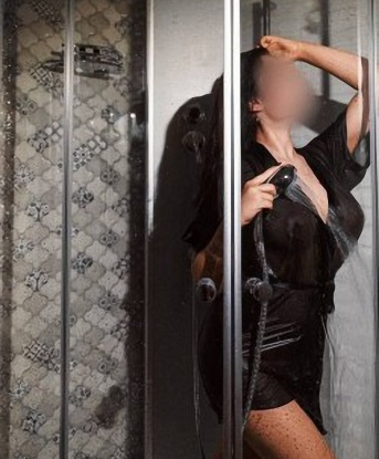 Я - твоя мечта, нежная фея с опытом и тонким вкусом. Живу в Москве и готова подарить тебе незабываемые мгновения нашей интимной встречи. Мои умелые руки и ласковые губы умеют создать настоящий рай для тебя. Я готова исполнить твои самые сокровенные желания и фантазии. Ты сможешь насладиться моими прекрасными формами, которые я с гордостью демонстрирую на фото. Мои услуги гарантированно принесут тебе удовольствие и релаксацию. Наслаждайся моментом и отдыхай в моих ласках. Звони, дорогой, и сделай свою жизнь незабываемо яркой! 😉🌹 9452, 24 года